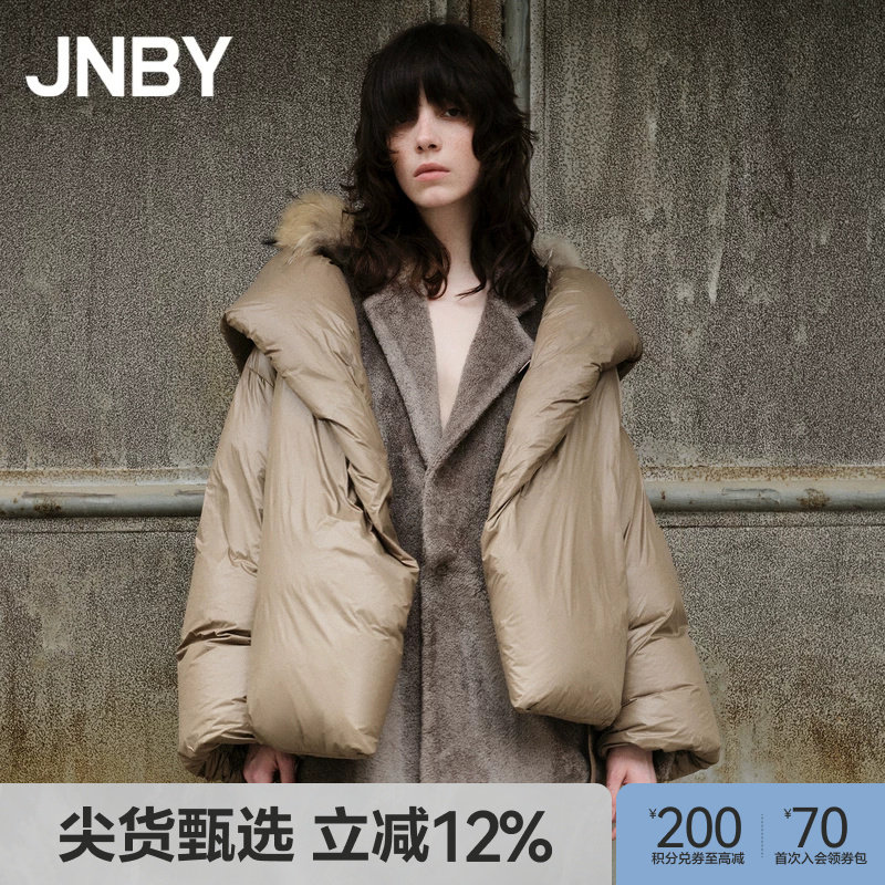 JNBY/江南布衣冬季羽绒服中长款连帽毛领宽松休闲亮面通勤外套女