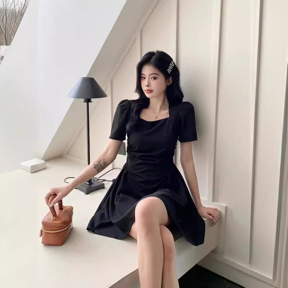 法式桔梗茶里茶气别致连衣裙子夏装小个子方领性感收腰显瘦小黑裙