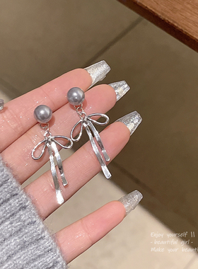 清冷感灰色珍珠耳钉女ins冷淡风时尚个性耳环2023新款爆款耳饰潮