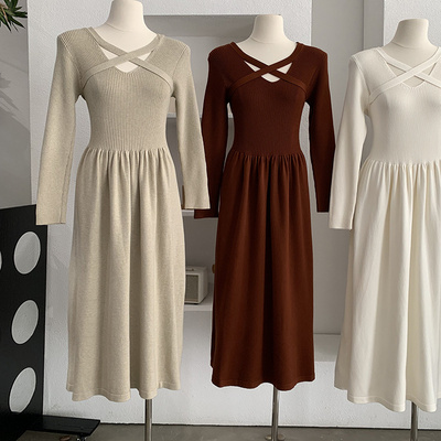 2025交叉V领纯色高腰显瘦长袖针织连衣裙纯欲风秋冬长裙女