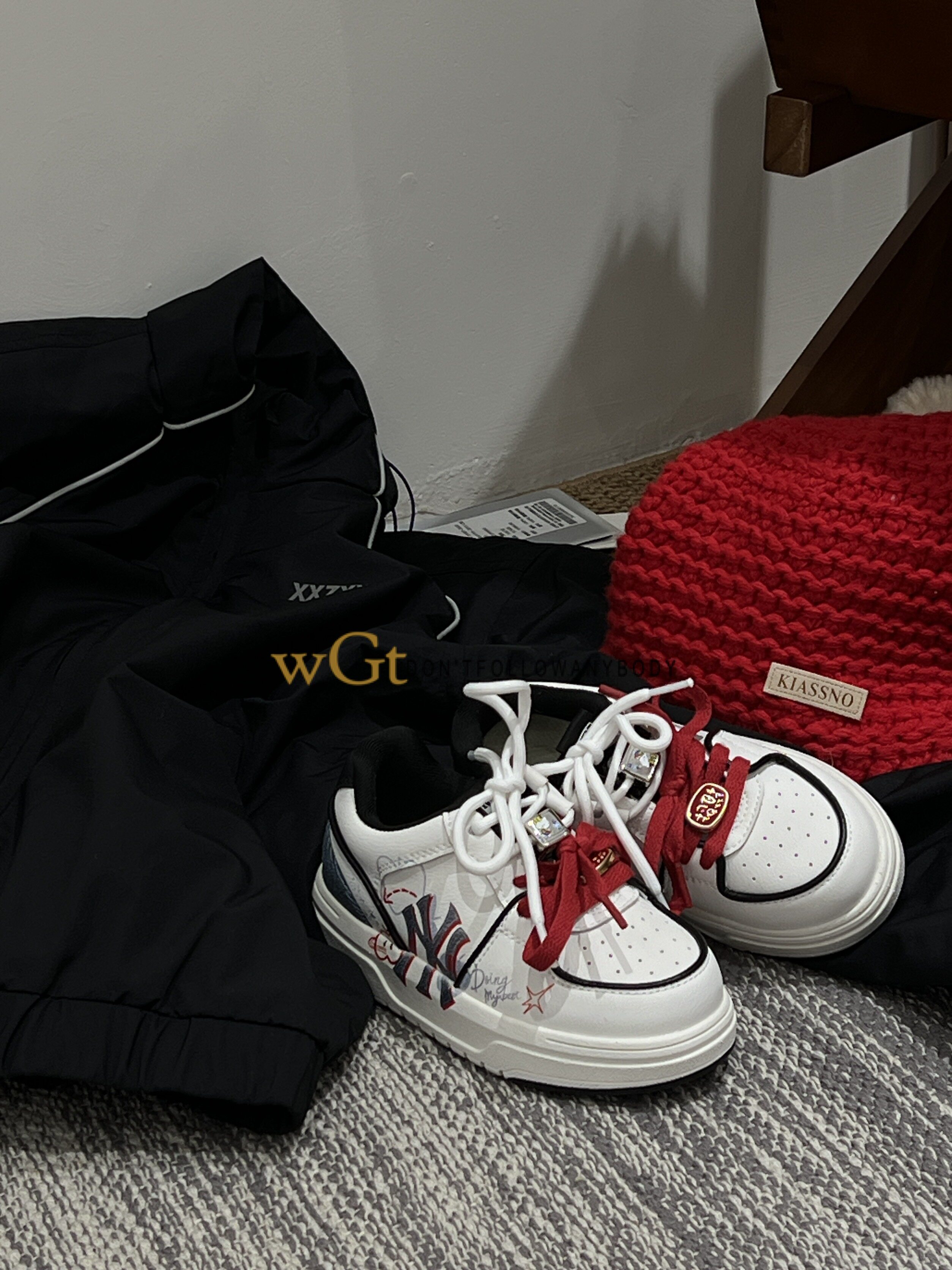 童魔术贴轻便白色百搭运动面包鞋
