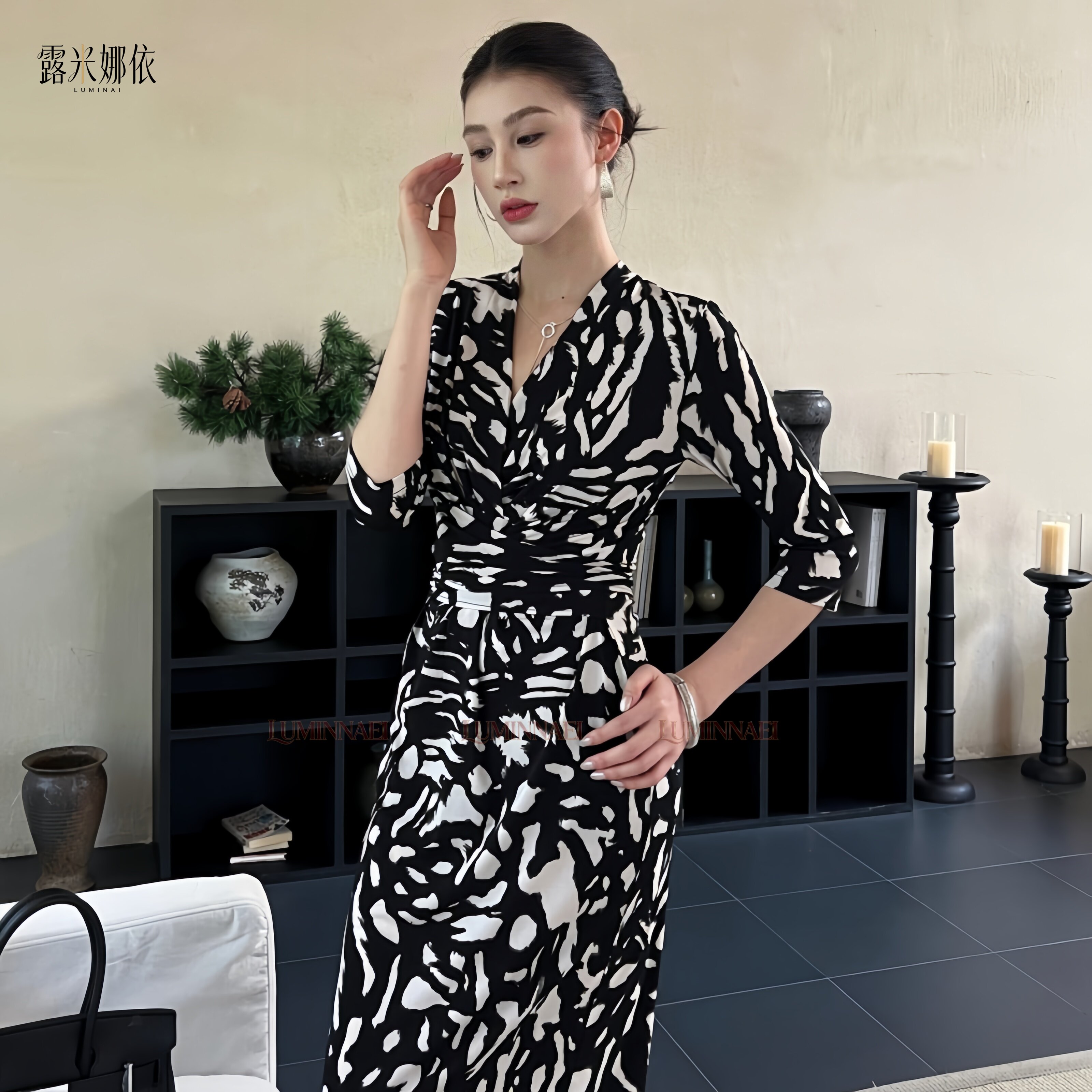 法式轻熟风黑白斑马纹连衣裙女2026夏季新款V领收腰包臀裹身长裙
