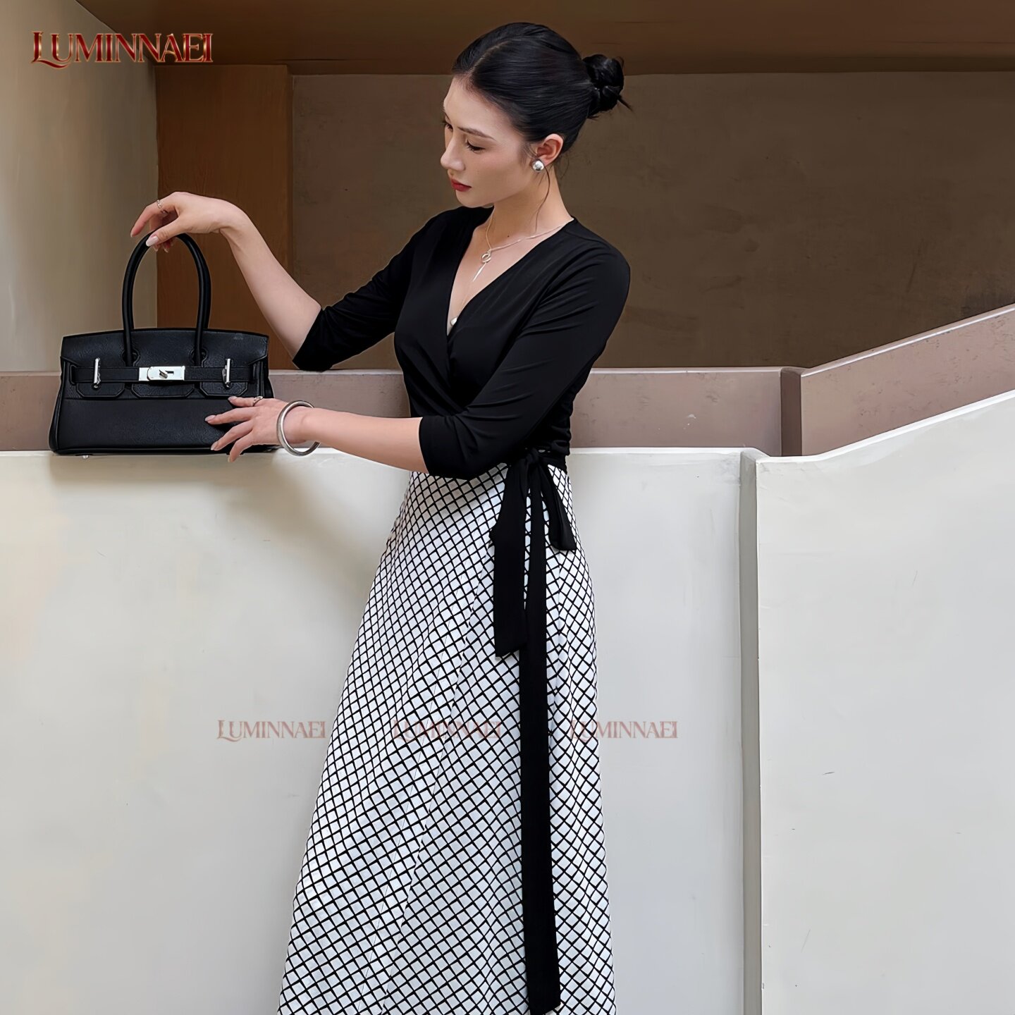 夏季2026新款黑白几何V领系带连衣裙一片式绑带拼接早春绝美裙子