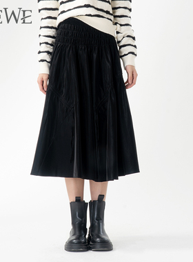 WEWE/唯唯冬季新品女装简约复古格调气质半身裙松紧腰亮面