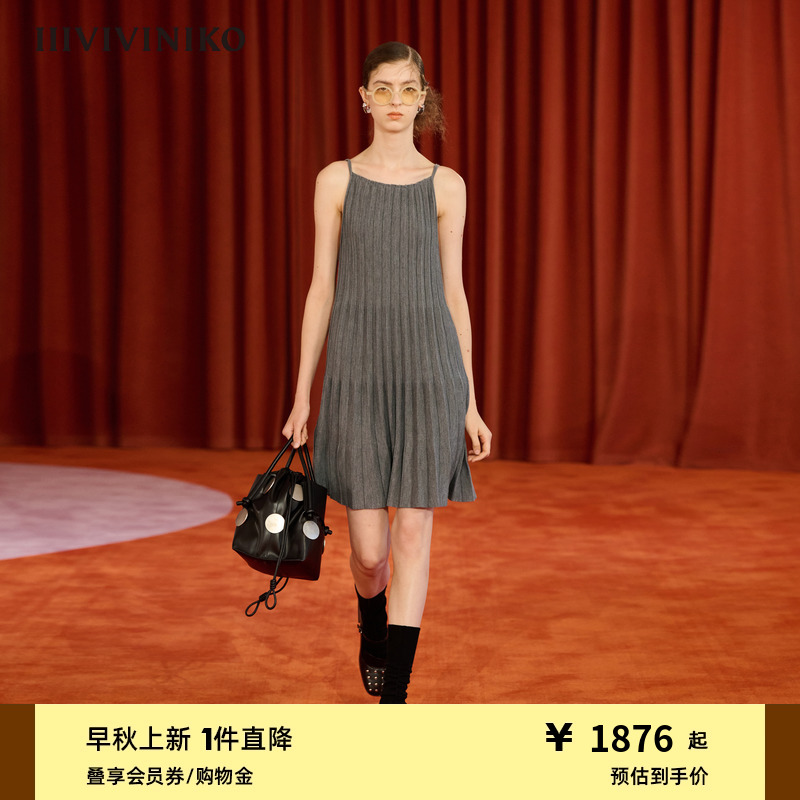 吊带针织连衣裙IIIVIVINIKO