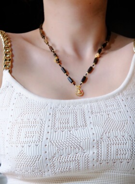 达拉干沉香随形锁骨链搭配纯银配件，直径约5-6mm，