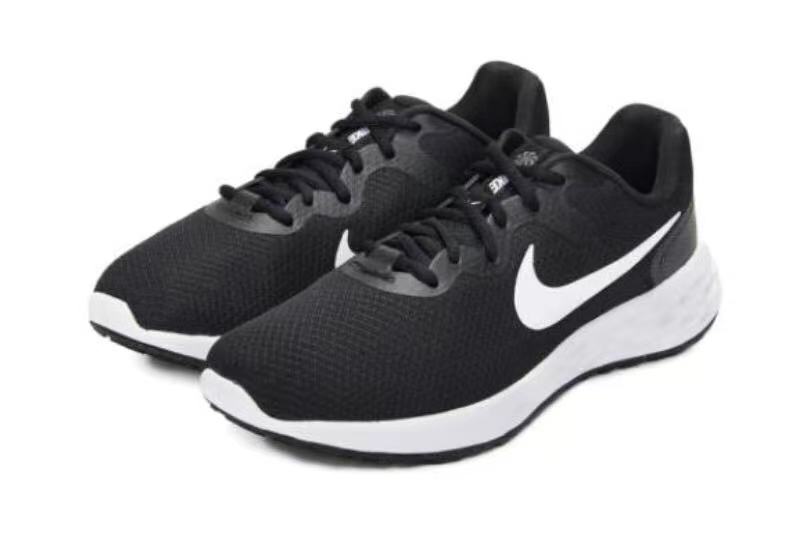 NikeRevolution6黑色/白色dc372