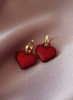 Doro朵兰の气质红色爱心耳环女磨砂桃心耳钉小众设计感秋冬高端