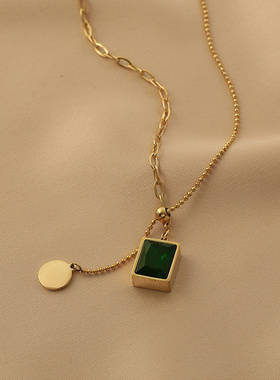 Doro朵兰の「深邃迷人」绿色方石吊坠项链复古轻奢锁骨链可调节