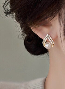 Doro朵兰の法式水钻白色珍珠耳钉女小巧精致感时尚2025年新款耳饰