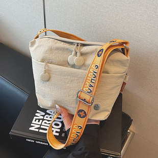 休闲简约斜挎包包女2025新款尼龙布小挎包轻便百搭通勤单肩手机包