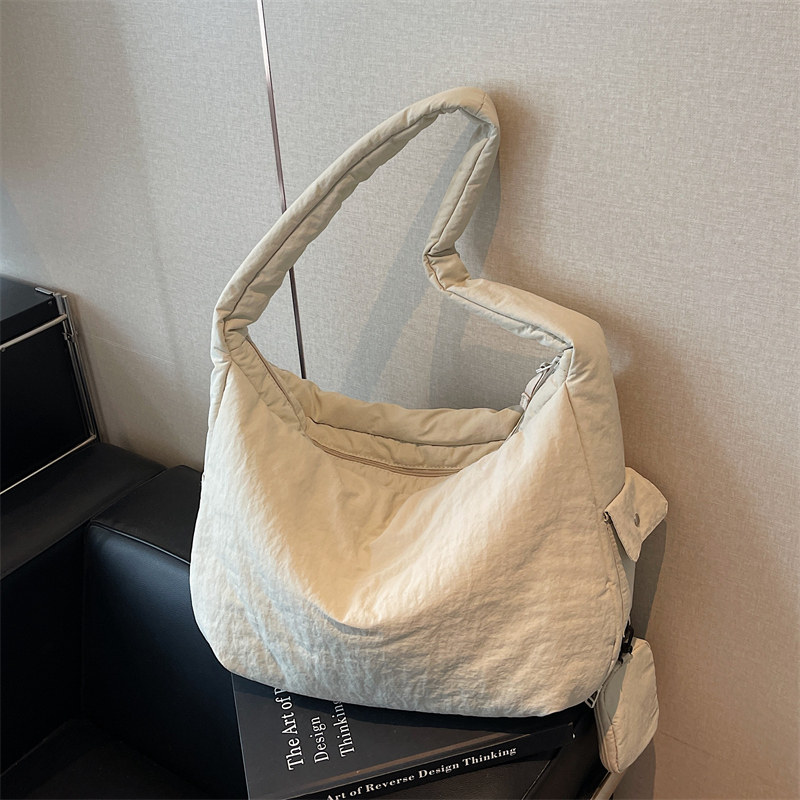 慵懒风休闲包包女士2026新款时尚轻便单肩包学生大容量邮差斜挎包