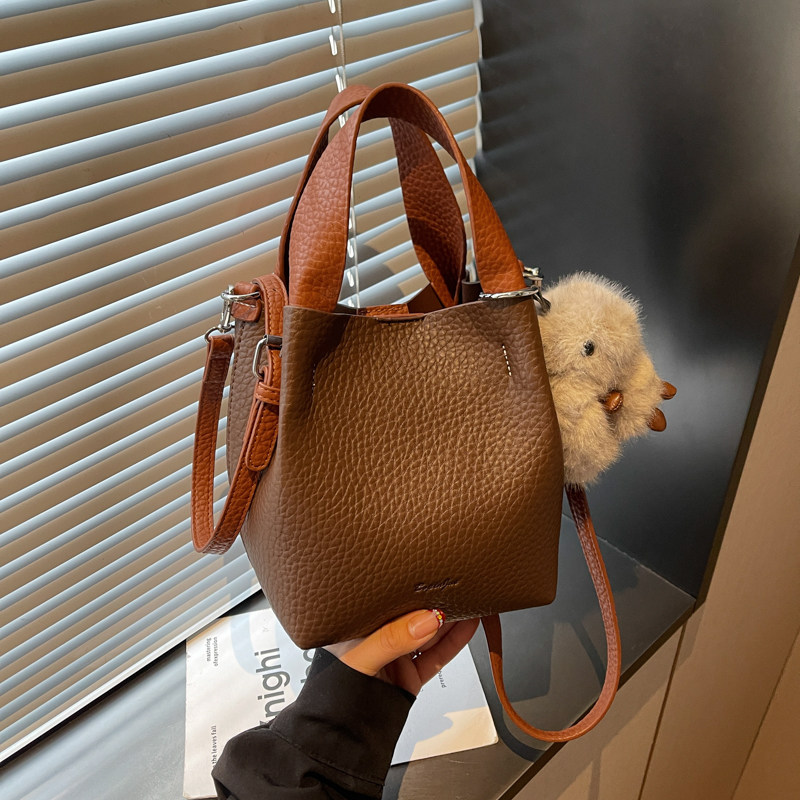 高级感复古水桶包包女式2026新款百搭单肩斜挎包小众菜篮子手提包