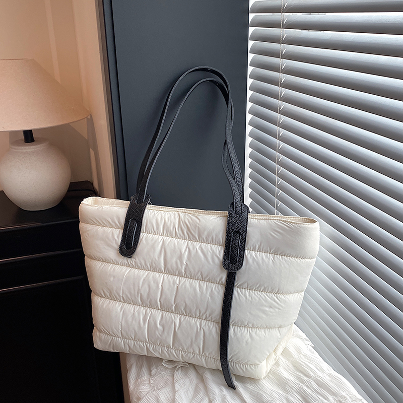 秋冬季棉服包包女2025新款简约大容量通勤单肩包轻便尼龙布手提包