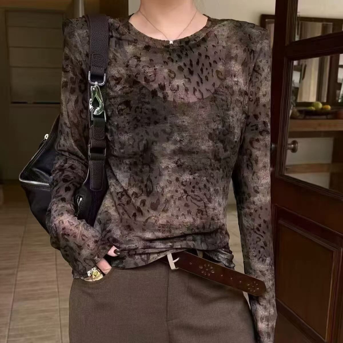 复古豹纹长袖T恤女2026秋装圆领减龄打底衫时尚晕染性感微透上衣