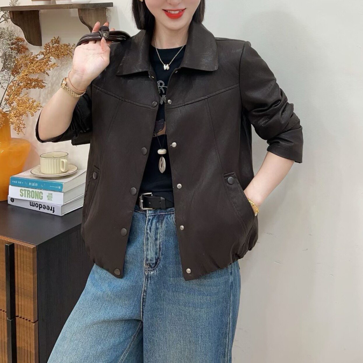 春秋新款简约纯色翻领休闲短款夹克外套皮衣女显瘦纽扣时尚设计感