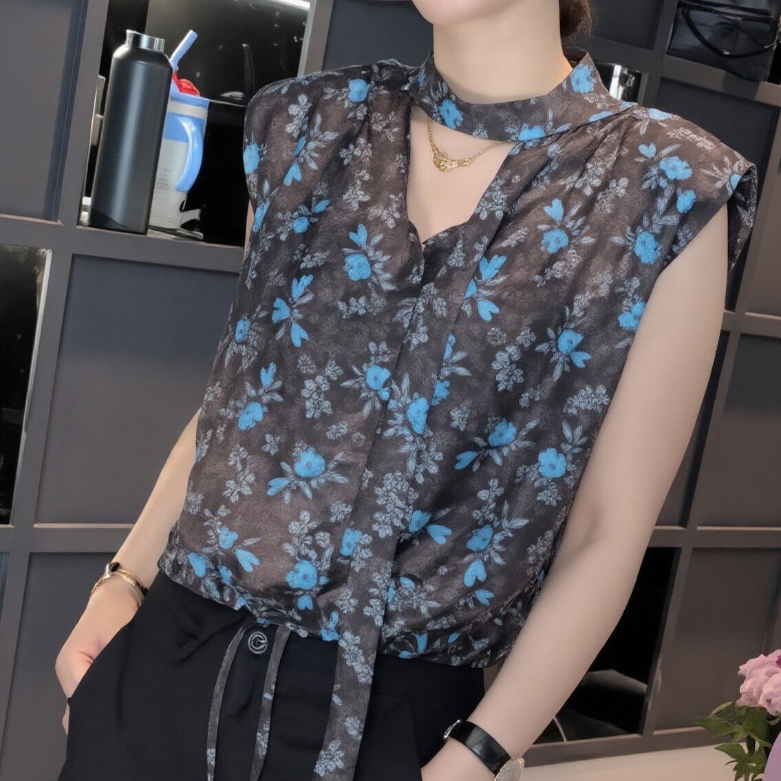 2026夏季新款韩系复古碎花无袖衬衫女设计感时尚减龄系带显瘦上衣