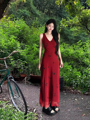 法式复古碎花吊带连衣裙女夏季新款收腰显瘦气质长裙纯欲气质性感