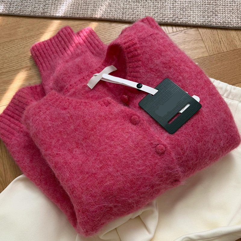 温柔风玫粉色马海毛圆领单排扣针织开衫冬季新款软糯亲肤百搭毛衣