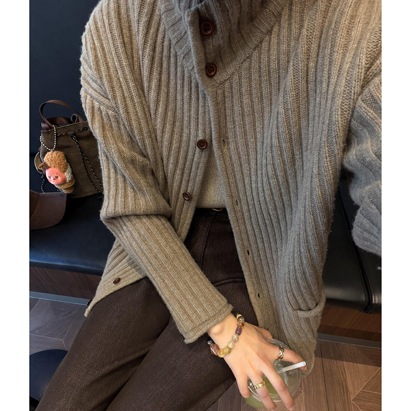 文艺风奶咖色坑条立领单排扣毛衣