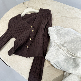 复古咖色V领小金扣麻花细坑条毛衣冬季软糯修身气质单穿针织开衫