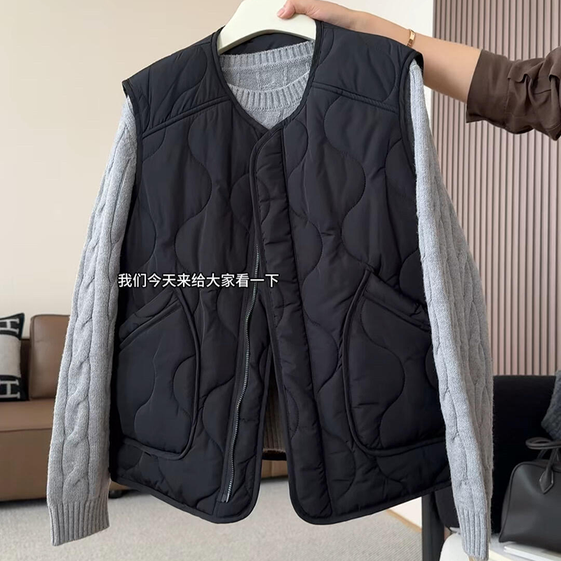 韩系黑色圆领拉链大口袋棉马甲外套冬季新款叠穿设计感双插袋背心,女装/女士精品,常规大码外套,淘宝优惠券,粉丝福利购,淘宝优惠卷