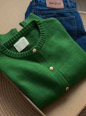 森系气质绿色圆领单排扣针织开衫冬季新款软糯金扣小香风毛衣外套