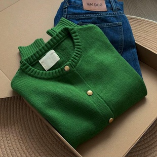 森系气质绿色圆领单排扣针织开衫冬季新款软糯金扣小香风毛衣外套