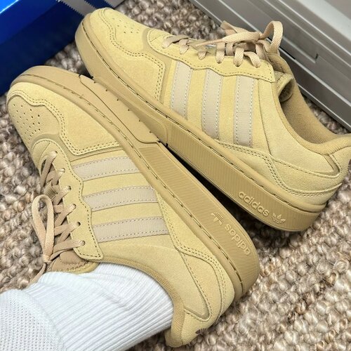 adidas防滑耐磨舒适轻便板鞋