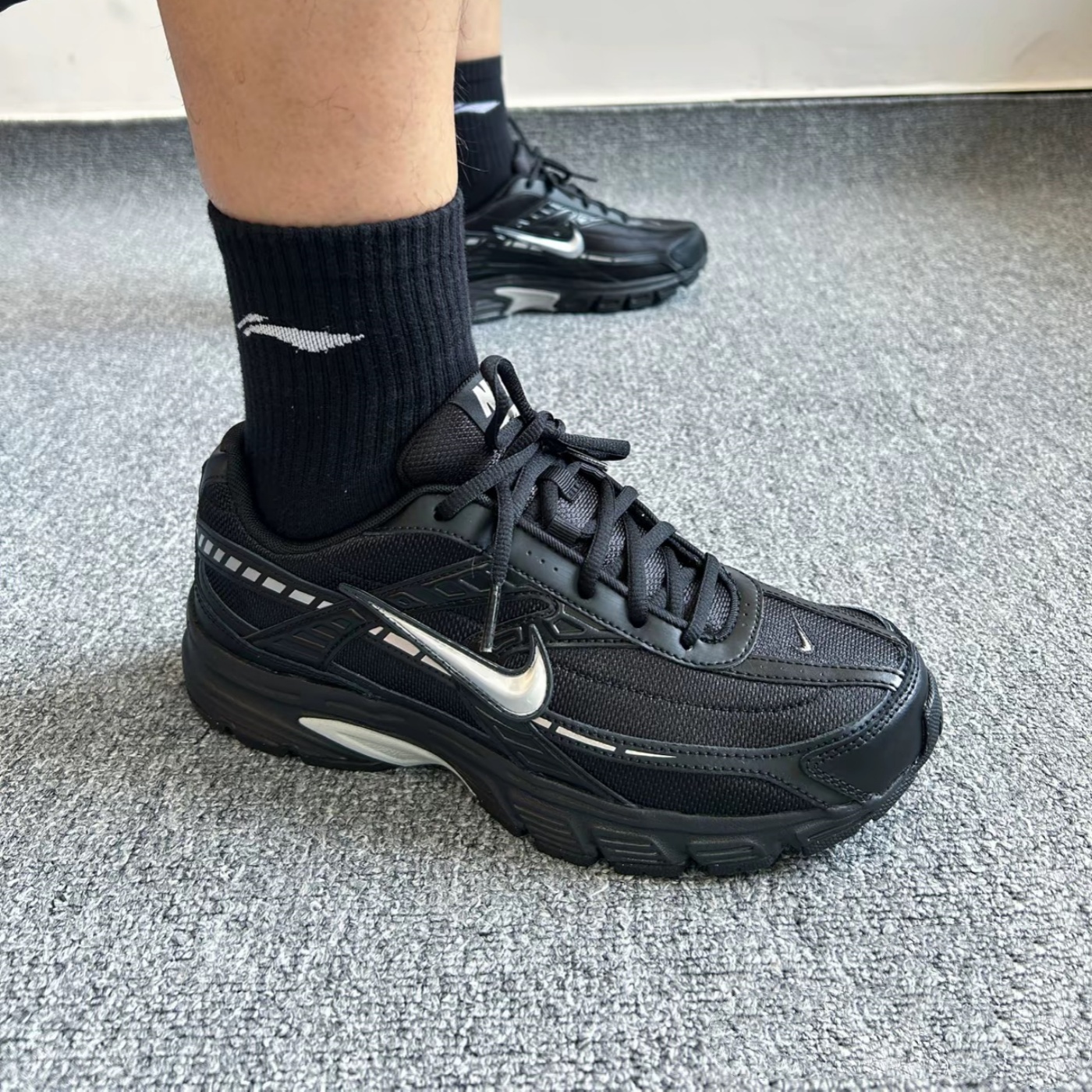 NikeInitiator跑鞋缓震耐磨