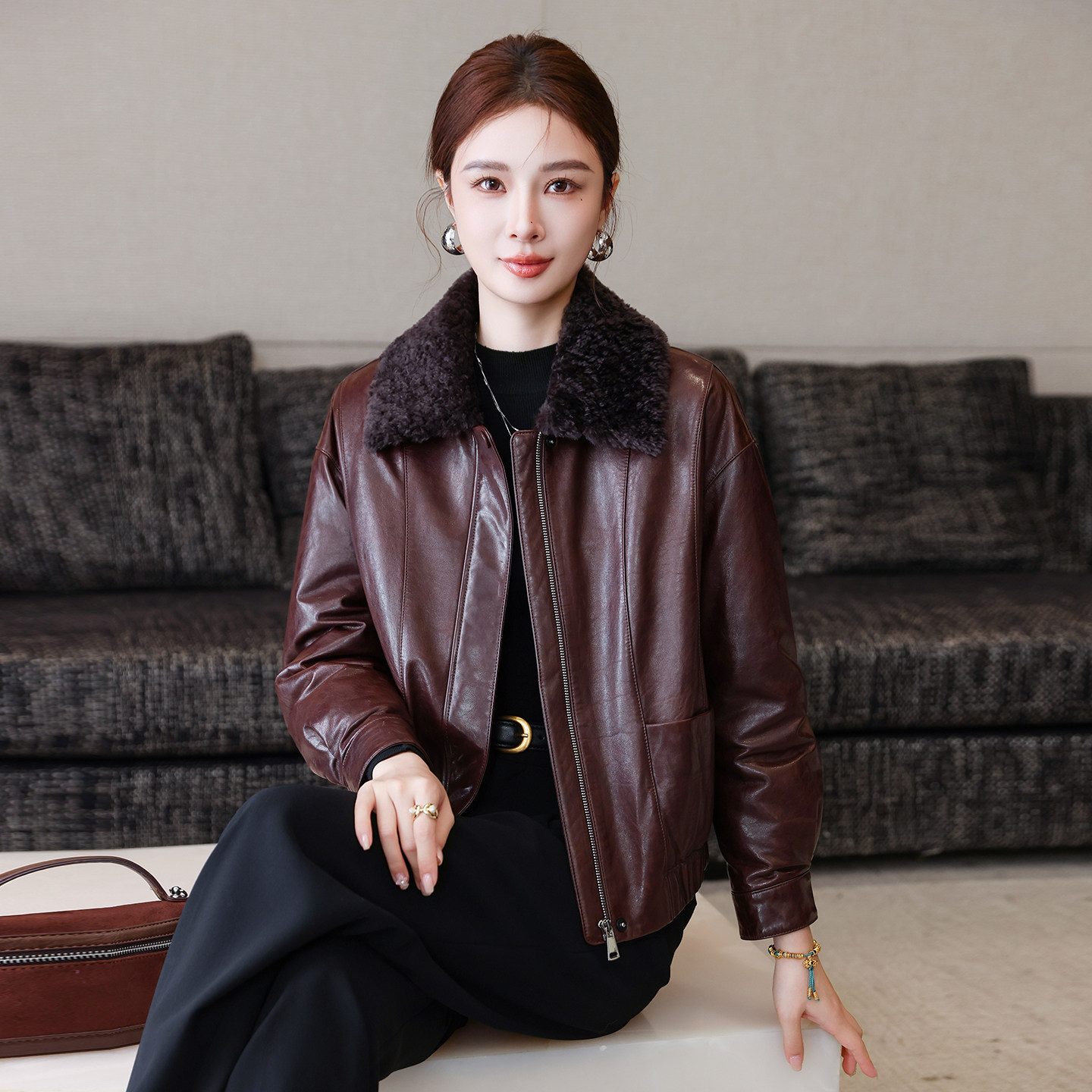 海宁高端真皮鹅绒羽绒服女短款2025新款冬羊羔毛领绵羊皮皮衣外套