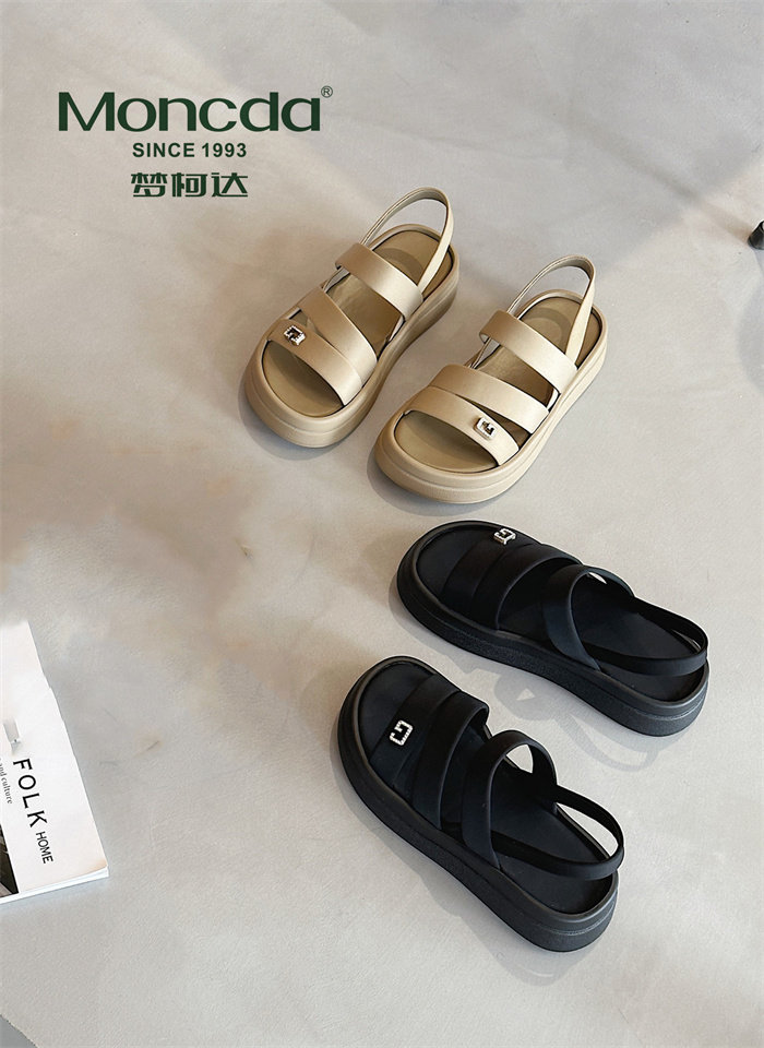 梦柯达2024年夏季新款一字带沙滩鞋露趾平底套脚厚底休闲潮女凉鞋