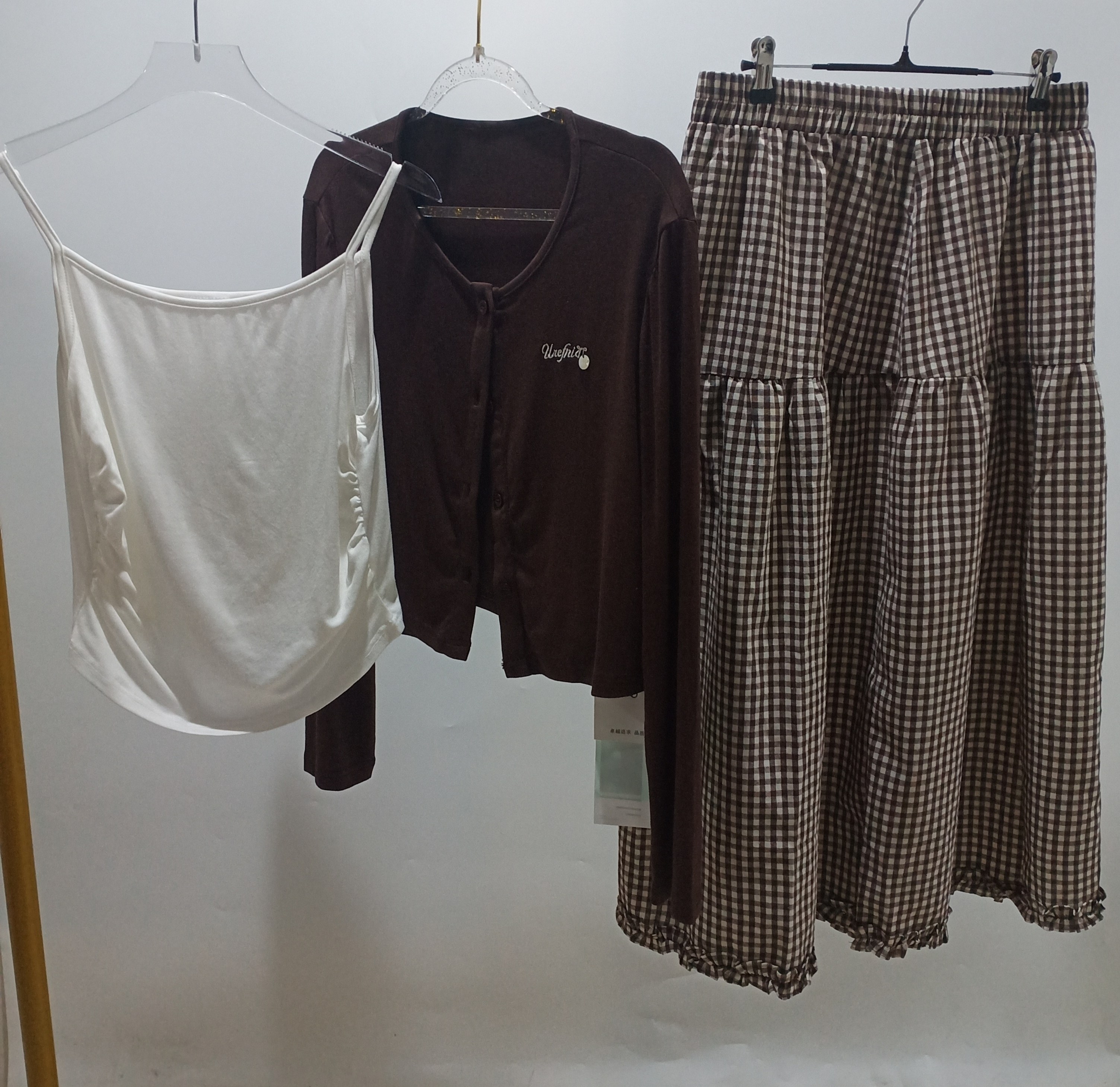 新款捏褶吊带内搭+字母刺绣开衫+宽松大摆木耳边格子半身裙三件套