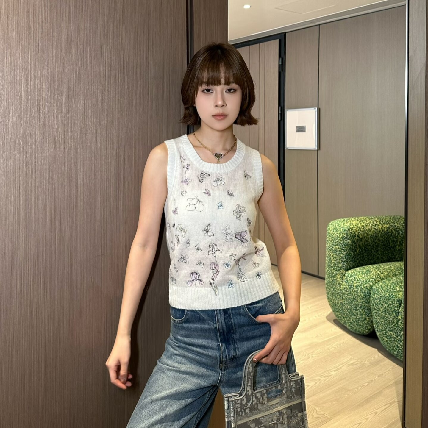 南油重工刺绣蝴蝶白色针织背心女夏无袖圆领字母修身百搭上衣薄款