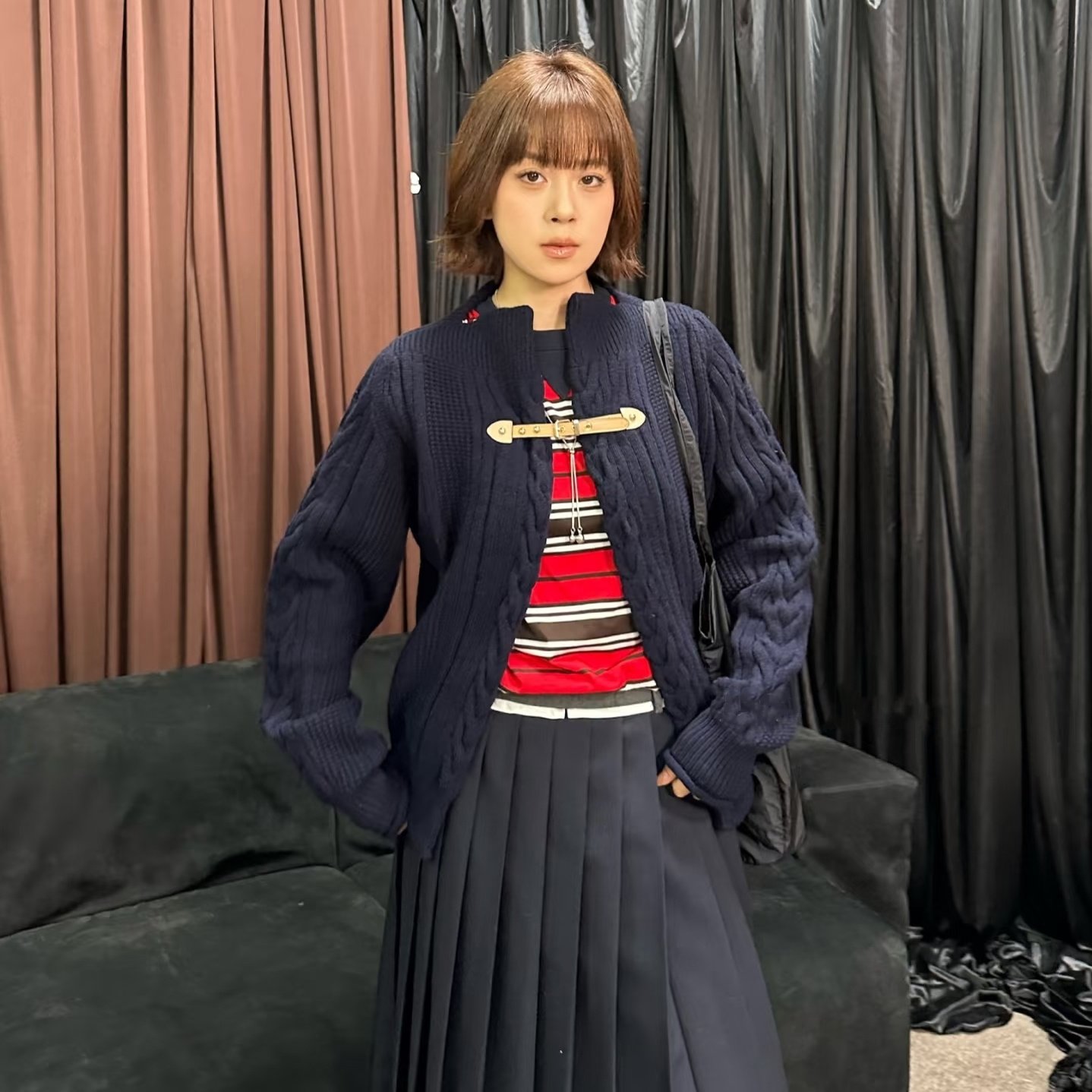 南油羊毛衫早春新款女款麻花纹针织开衫深蓝色皮革搭扣毛衣外套