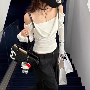 设计性感辣妹上衣 新款 纯欲一字肩荡领皮质肩带露肩长袖 T恤女秋季