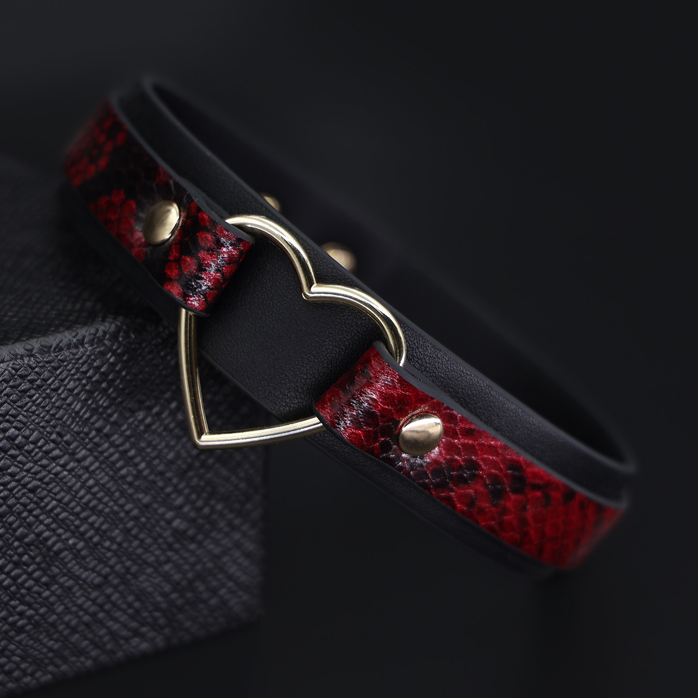 项圈情调小狗牵引绳choker项链爱心蛇纹皮革男女m定制文字暗黑