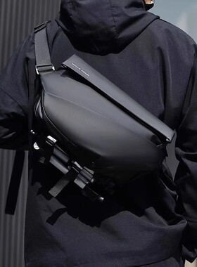 SUNMAN男士斜挎包通勤包胸包男款邮差包骑行包机车背包运动单肩包