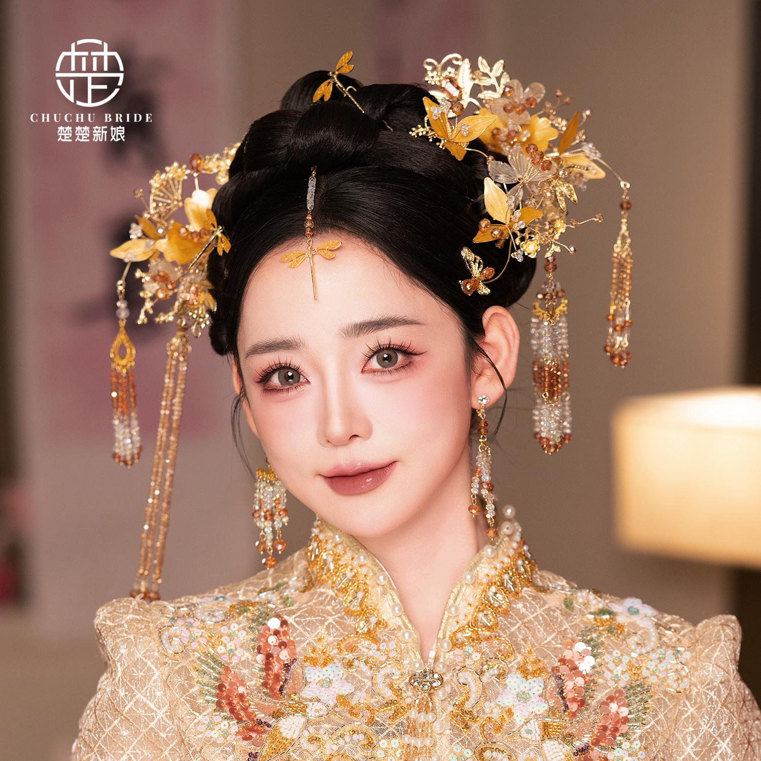 新款金色秀禾服头饰中式减龄水晶步摇马面裙龙凤褂配饰蜻蜓眉心坠