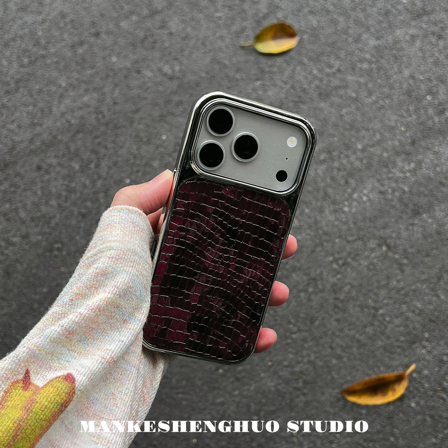 个性创意小众设计酒红色鳄鱼纹苹果17手机壳适用iPhone16promax简约超好看15pro高级感新款14全包防摔保护套