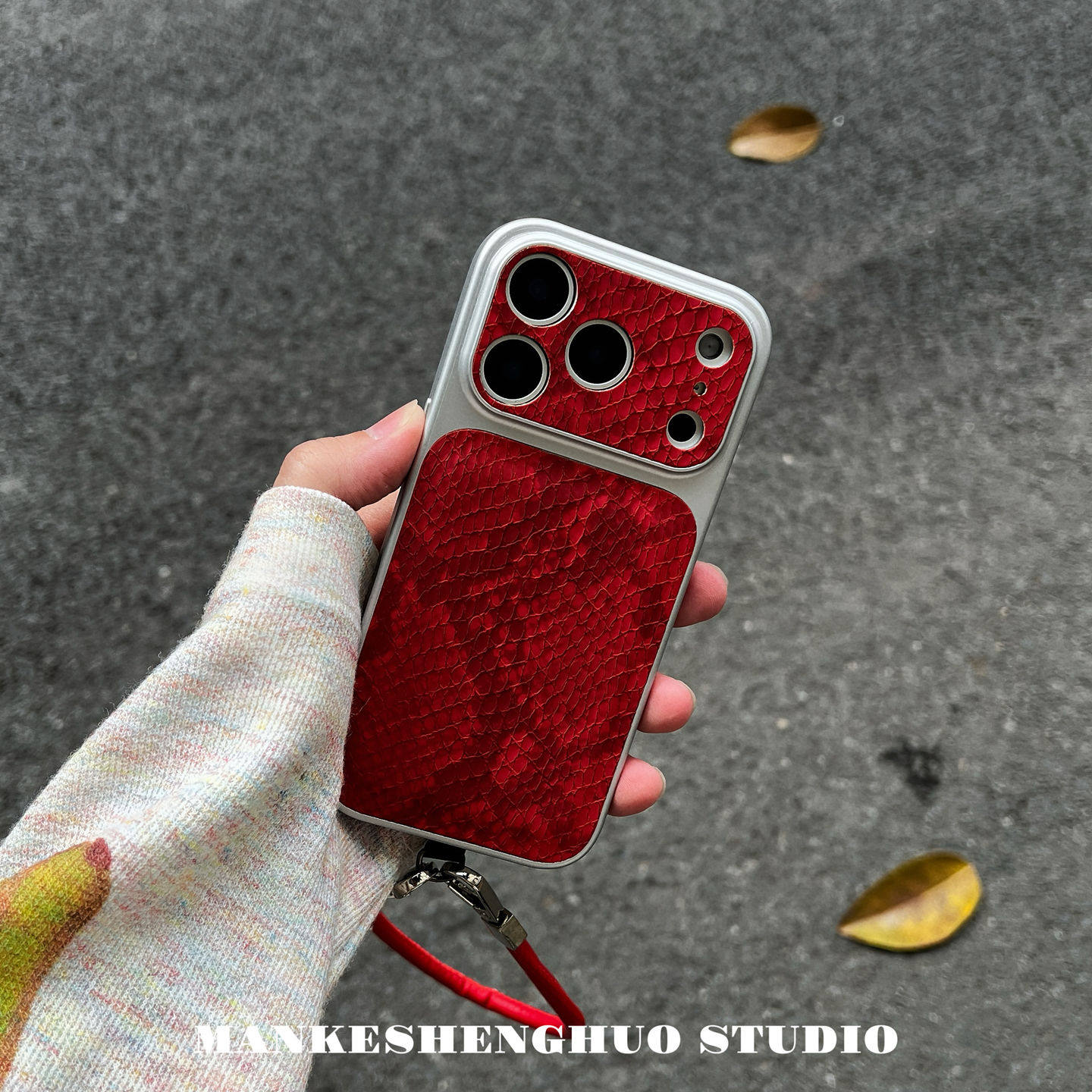 ins超火高级感小众2026中国红蛇纹苹果17手机壳适用iPhone17promax简约16pro带挂绳15超好看女新款14全包防摔