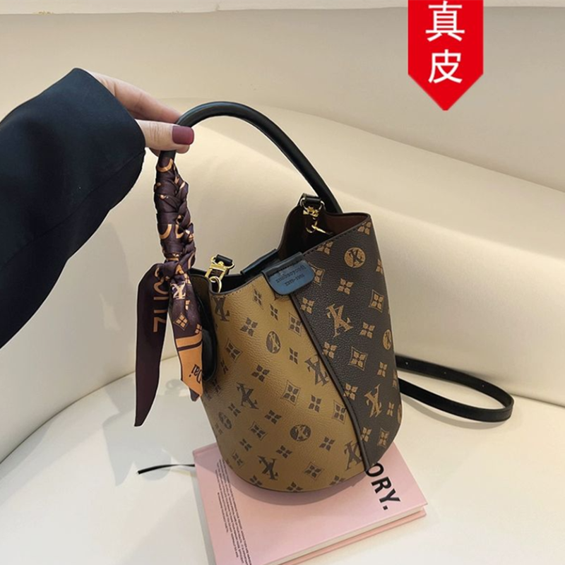 香港代购大牌真皮包包女2026韩版新款高级感百搭水桶包复古印花包