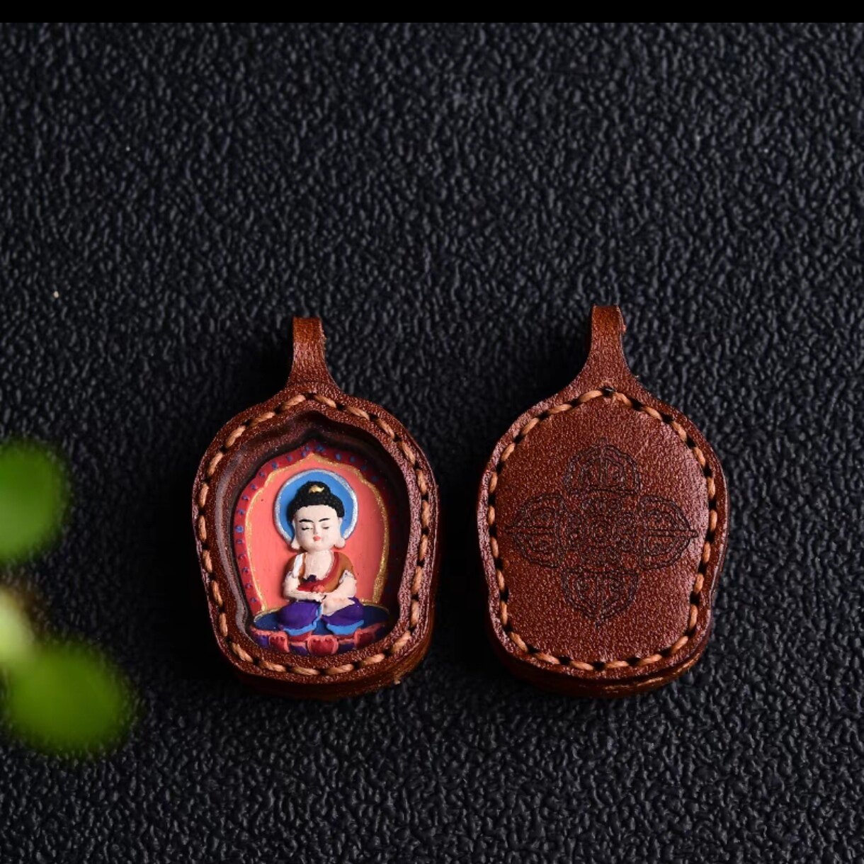 手绘唐卡擦擦吊坠 皮壳手工包壳彩绘嘎乌盒八大守护神大日如来