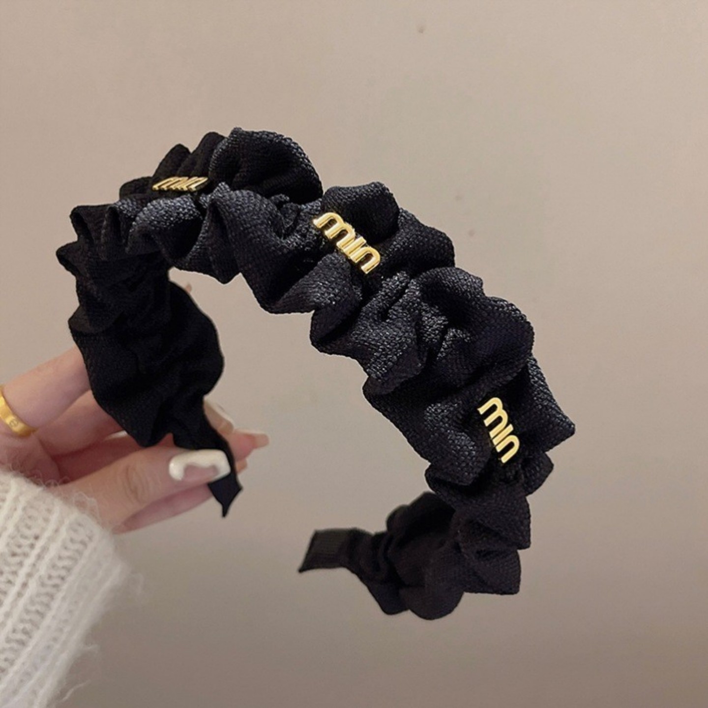 白小美网红发箍黑色褶皱木耳边发卡法式小香风字母头箍高颅顶发饰