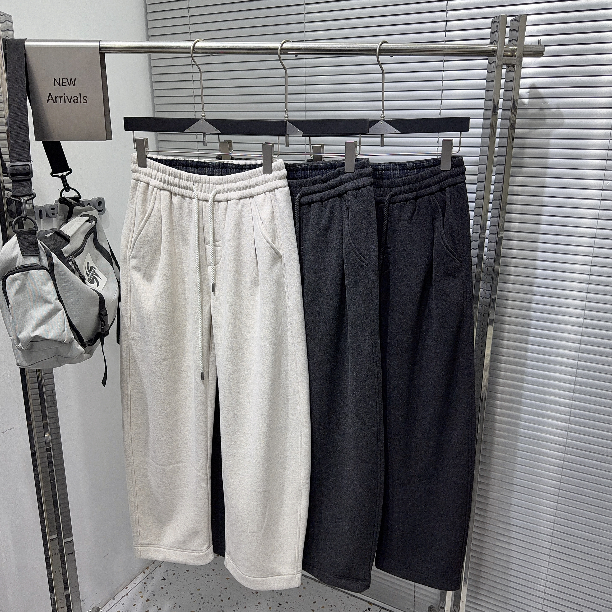 高级感醋酸羊毛裤男士加绒加厚磨毛柔软细腻轻奢直筒阔腿垂感裤子