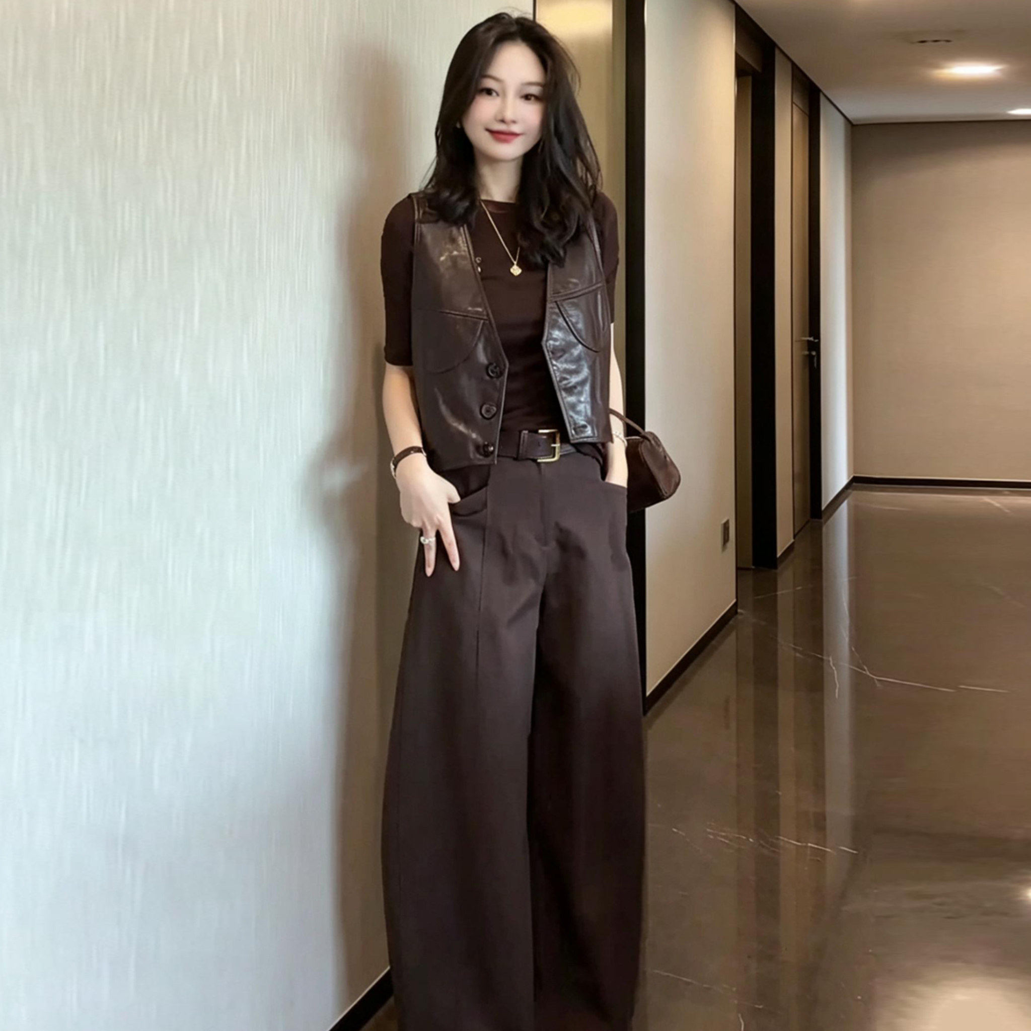 时尚套装女秋季新款洋气显瘦皮马甲打底衫阔腿裤气质三件套