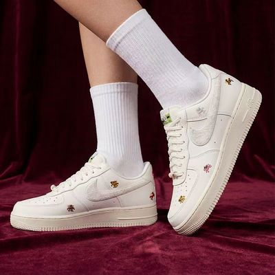 耐克冬女鞋AF1马年限定CNY新年刺绣脱缰系列板鞋休闲鞋IQ1143-100