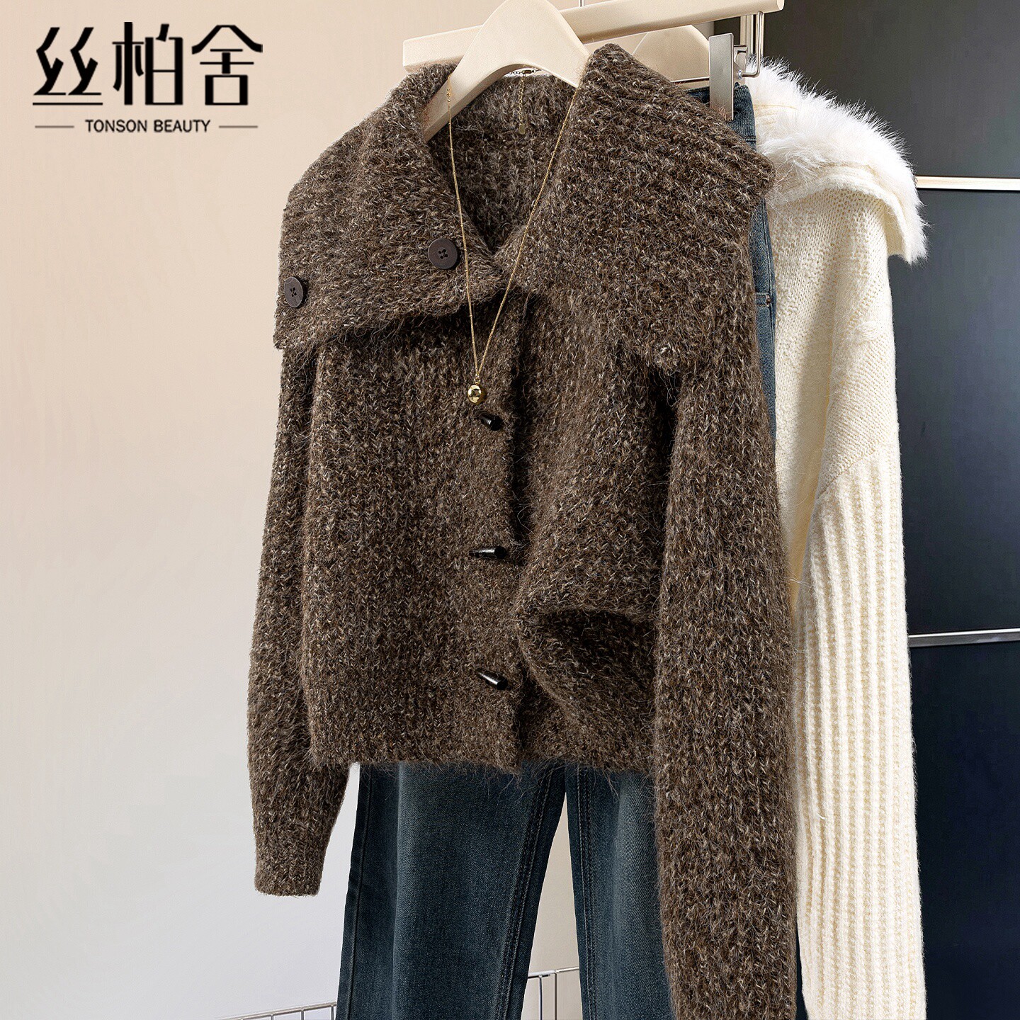 丝柏舍翻领毛衣2026秋装新款女装时尚软糯牛角扣宽松款长袖上衣