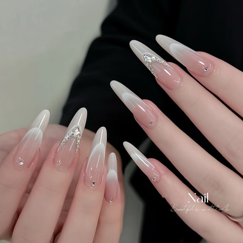白色法式渐变拍婚纱照美甲