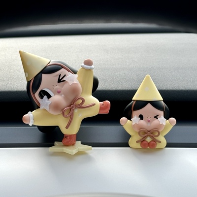 正版泡泡玛特哭娃车载香薰摆件汽车出风口装饰可爱车内装饰品礼物